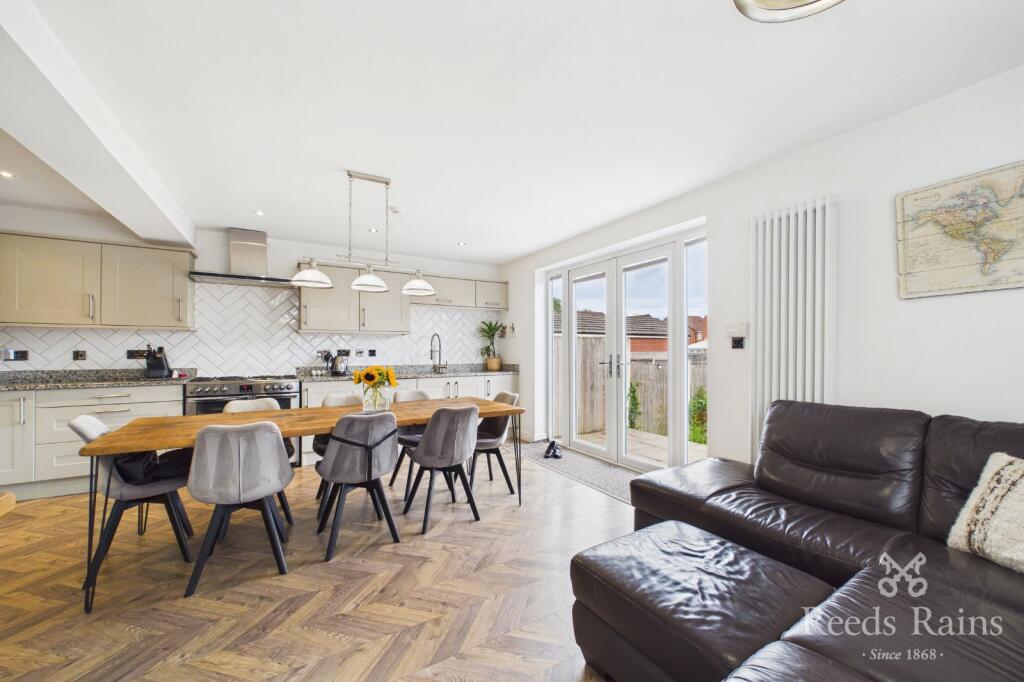 House in Rotherham, Throapham, Dinnington St. John's - View 3