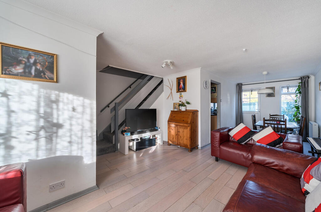 Willowmead Close, Woking, Surrey photo 4