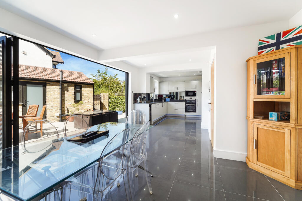 House in London, Royal Borough of Kingston upon Thames - View 3