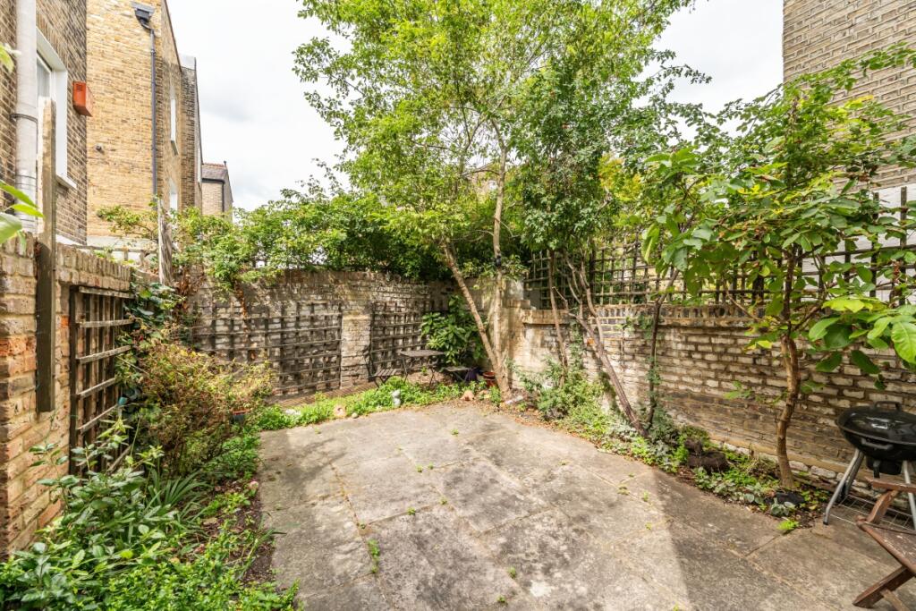 4 bedroom end of terrace house for rent