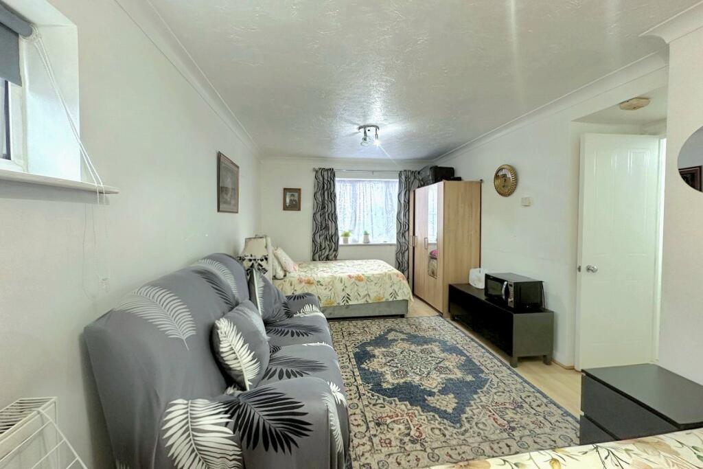 Apartment in Surrey Heath, Camberley - More