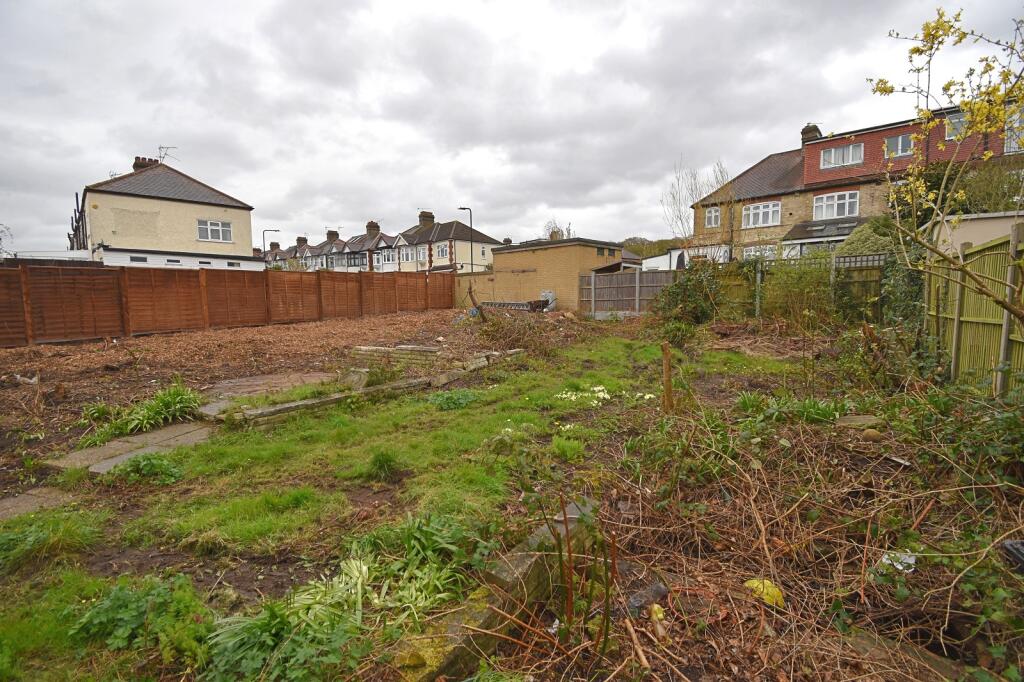 House in Woodford Green, Hale End - View 3
