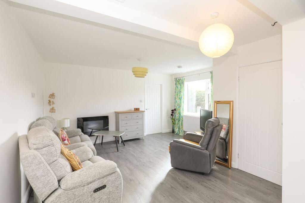 Shakespeare Avenue, Creswell, S80 photo 3