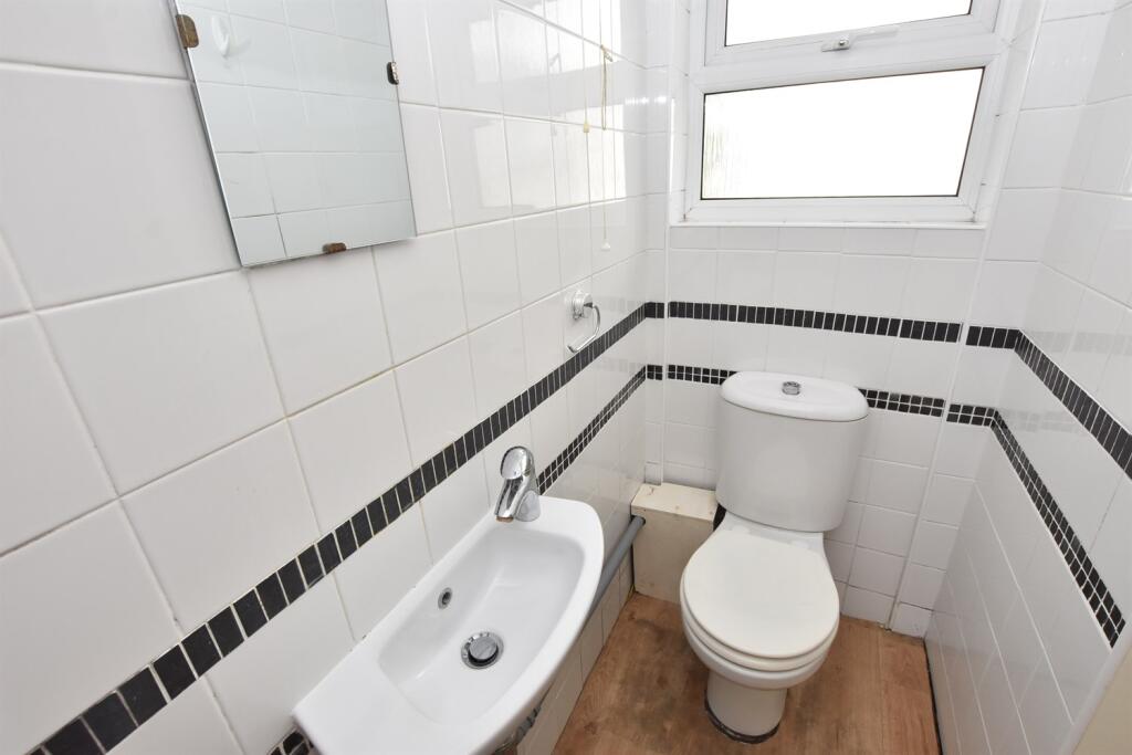 Holme Lane, NG34 - More