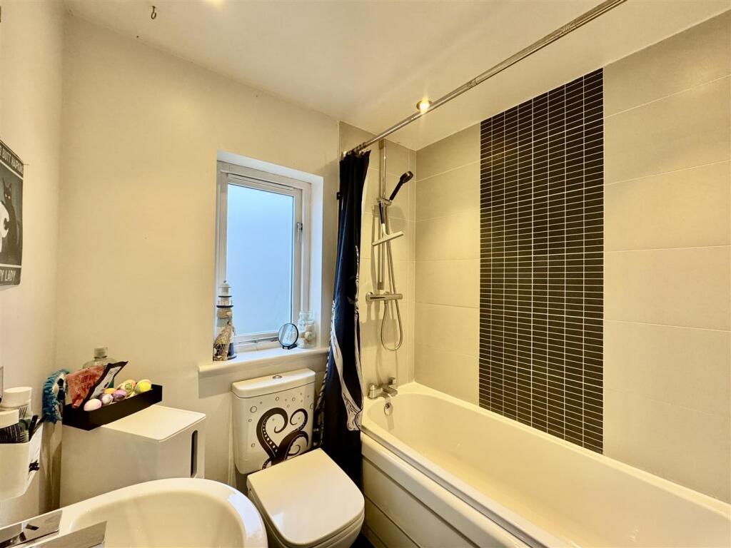 Holly Tree Court, Dalton, Huddersfield, HD5 9BT photo 4