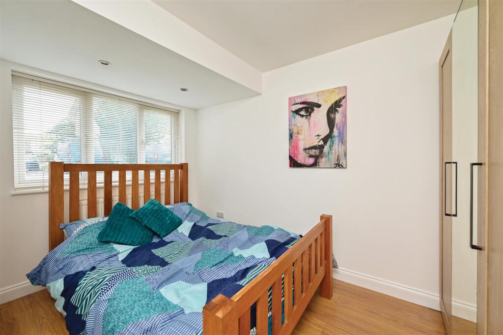 House in Basingstoke and Deane, Oakridge - More