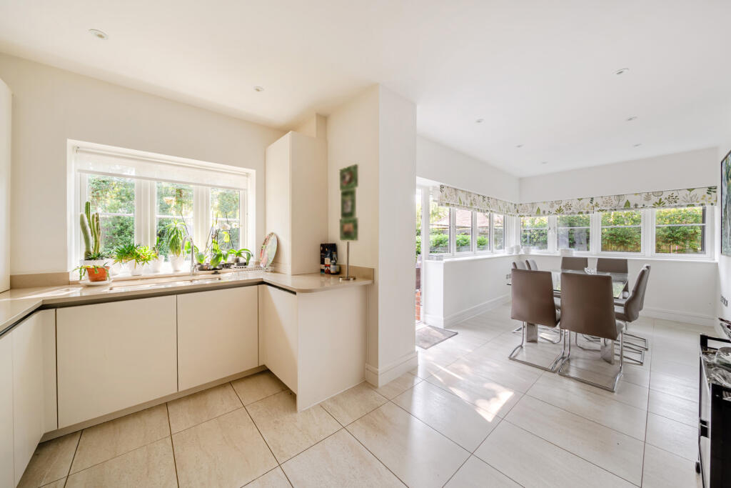 Apartment in Woking, Surrey - More
