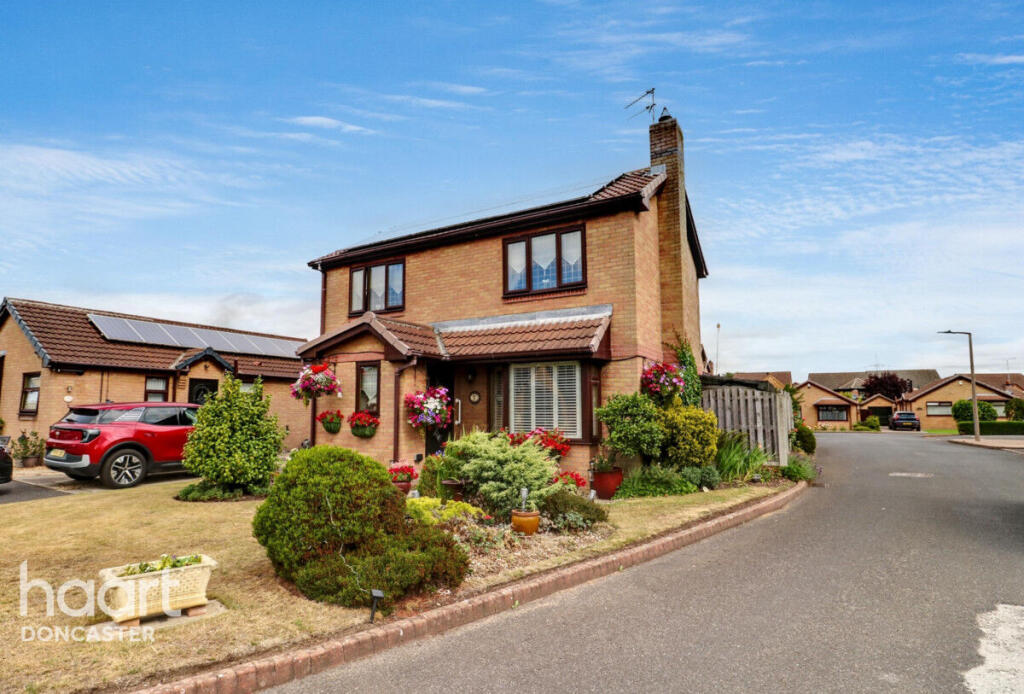 3-bed detached on Meadow Walk, Edenthorpe, Doncaster, £260,000