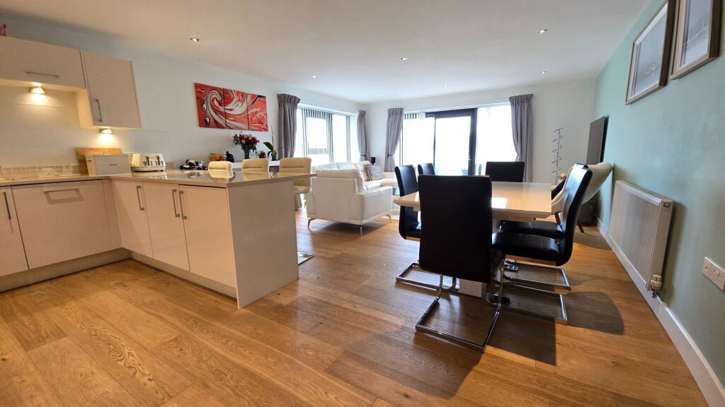 Farriers House, Kingman Way, Newbury, RG14 7GT photo 2