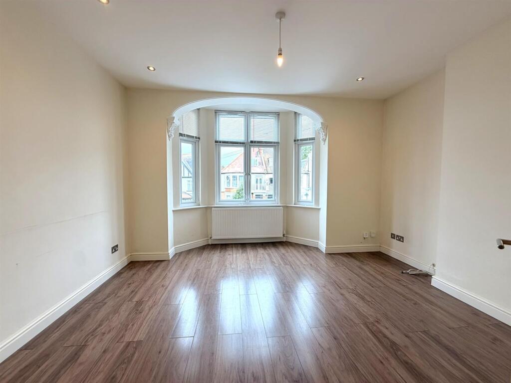 Whitefriars Crescent, Westcliff-On-Sea, Essex photo 3