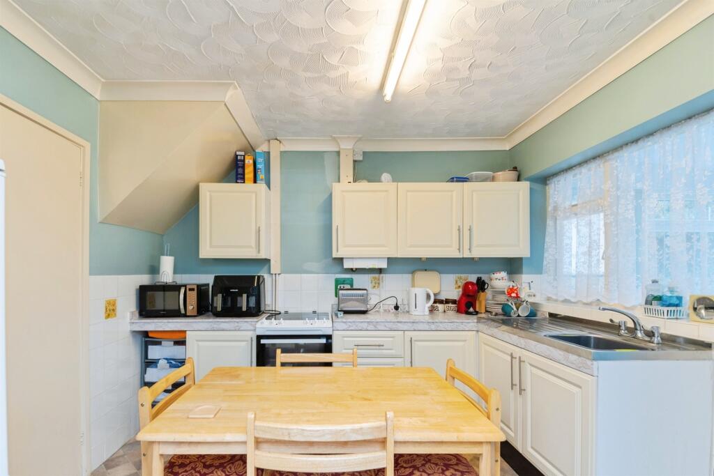 Tudor Close, Clacton-On-Sea - View 6