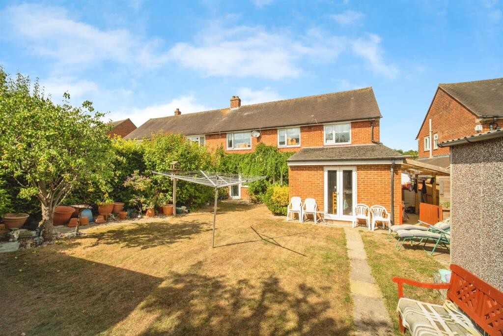 4-bed semi-detached on Oakridge Road, Basingstoke, £475,000