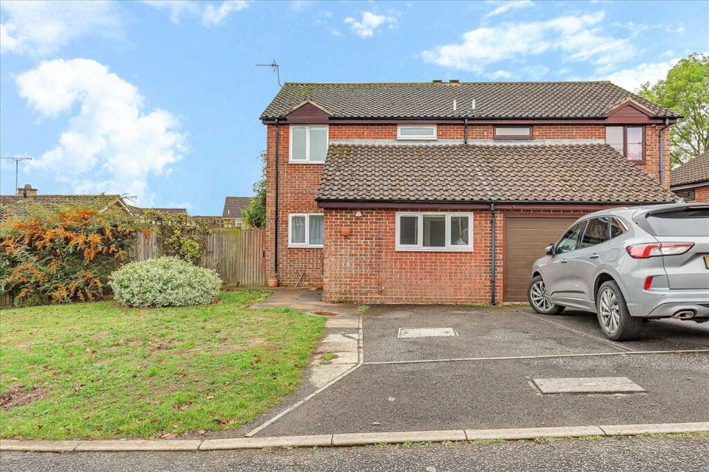3-bed semi-detached on Crab Tree Close, Olney, £300,000