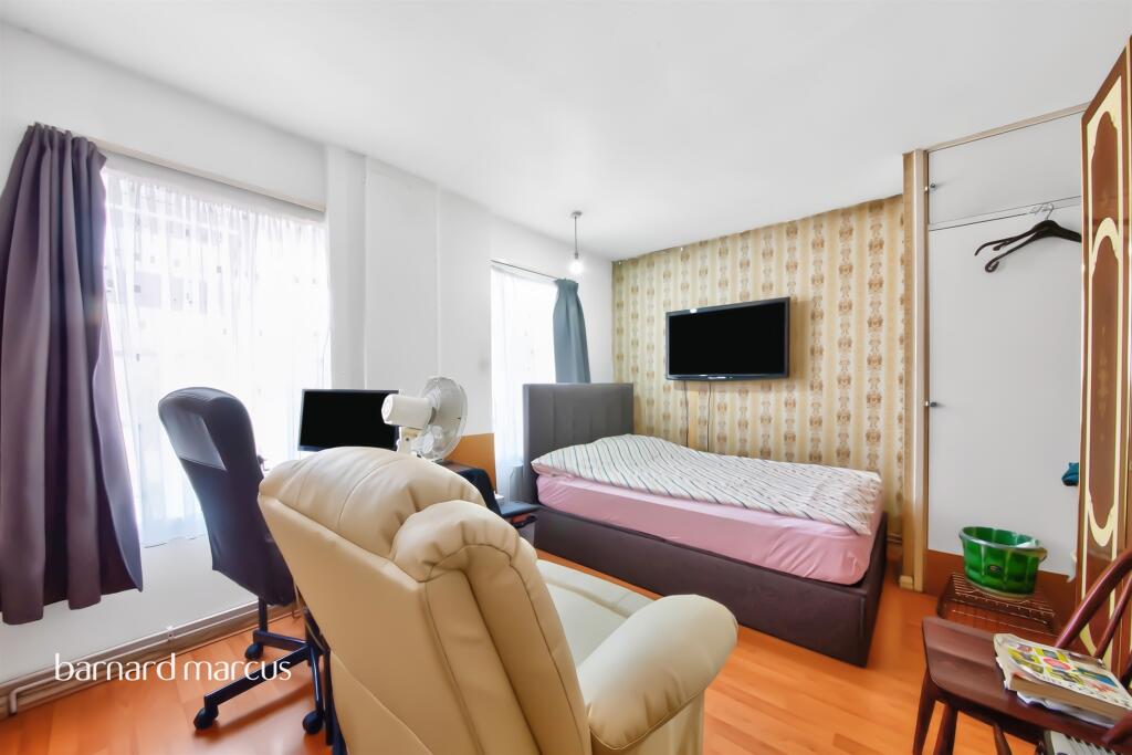 Sheaveshill Court, The Hyde, London photo 4