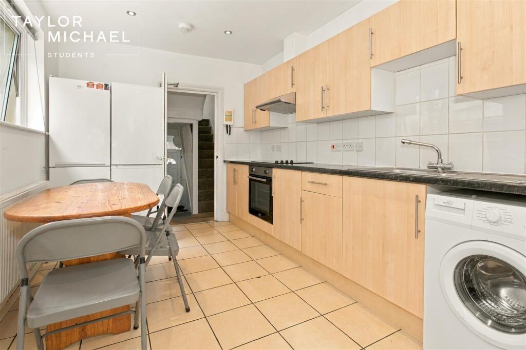 6 bedroom terraced house for rent