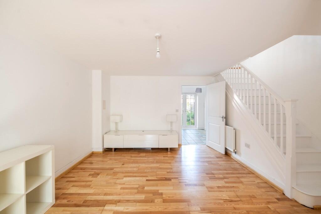 Horley, RH6  photo 3