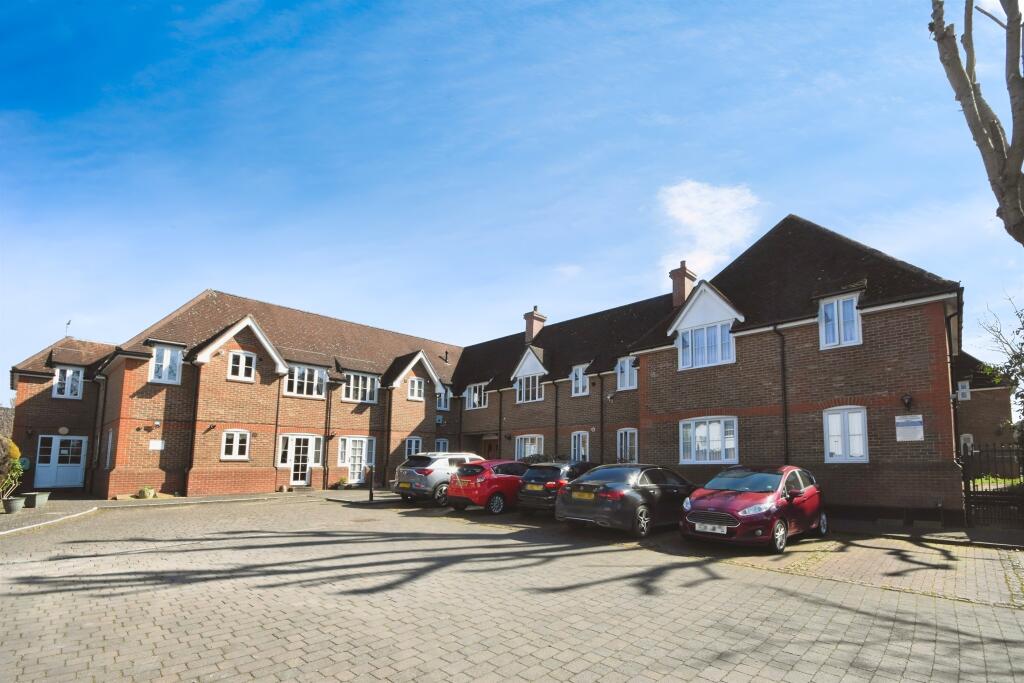 2-bed house on Main Road, Romford, £285,000