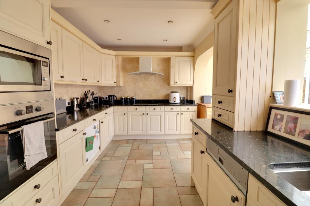 Bridefield Crescent, Waterlooville photo 3