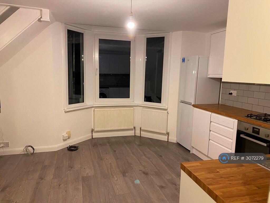 Apartment in Slough - View 5