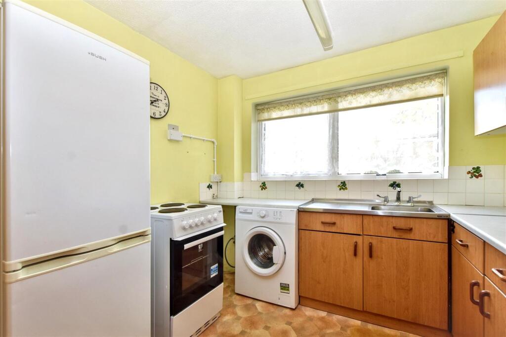 Apartment in Eastbourne, East Sussex - View 3