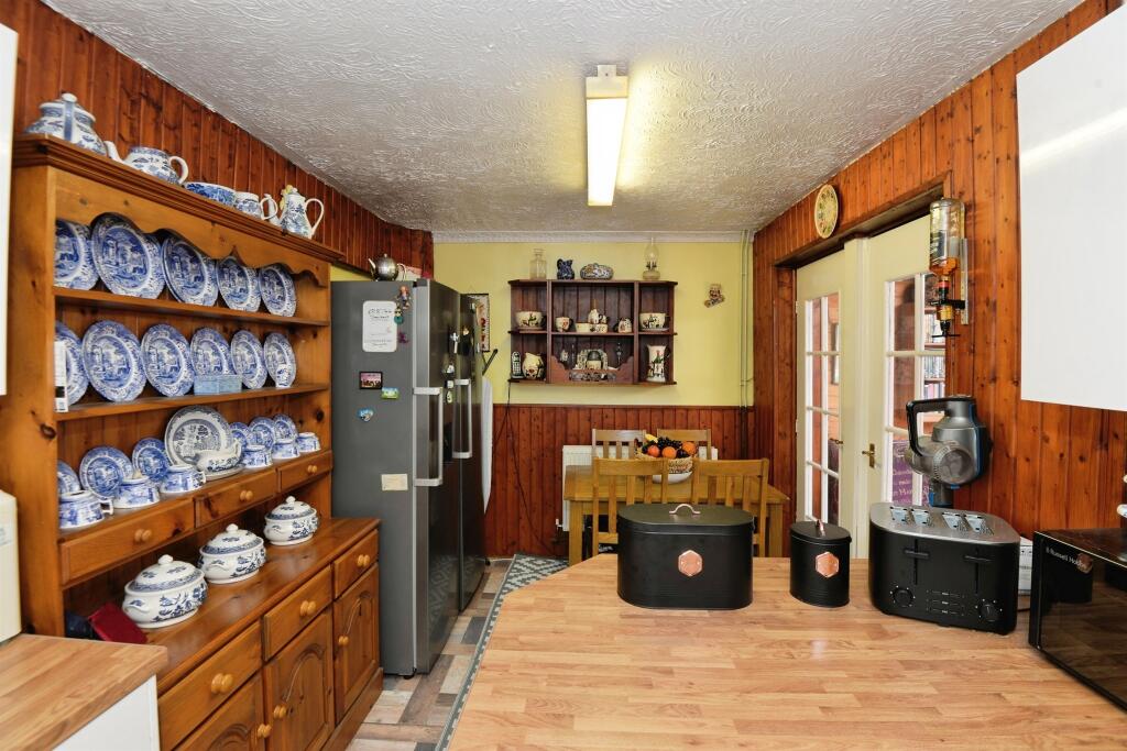 House in Swindon, Walcot East, South Swindon - More