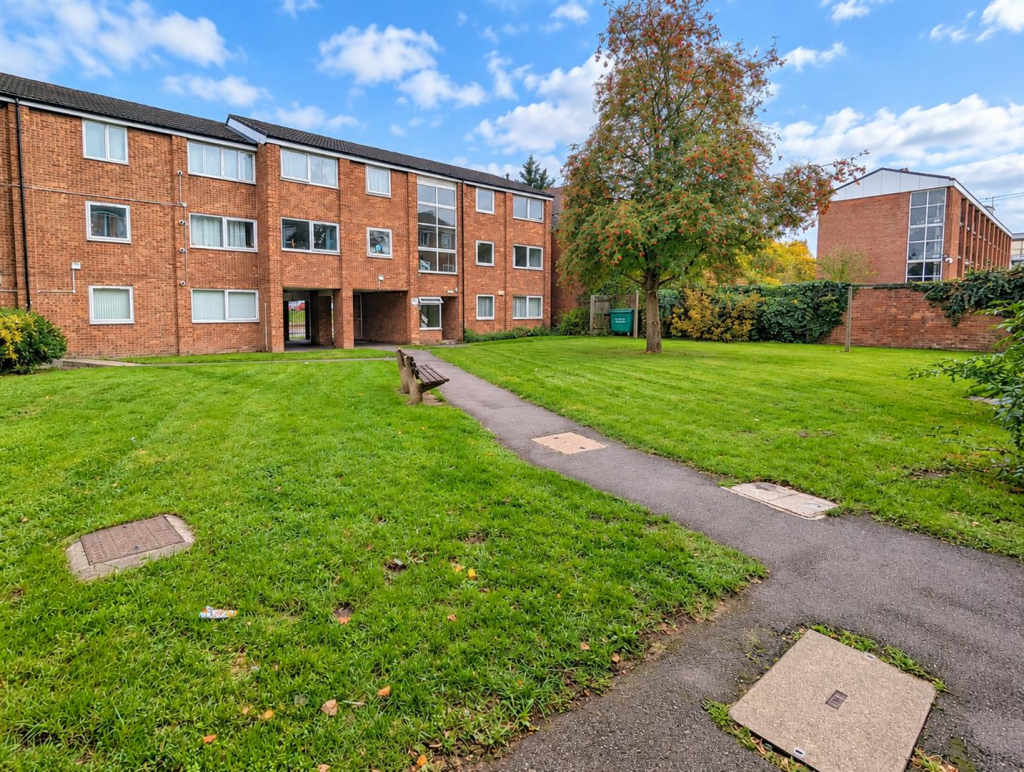 2-bed flat on Stoneleigh Court, Coton Road, Nuneaton, £108,000