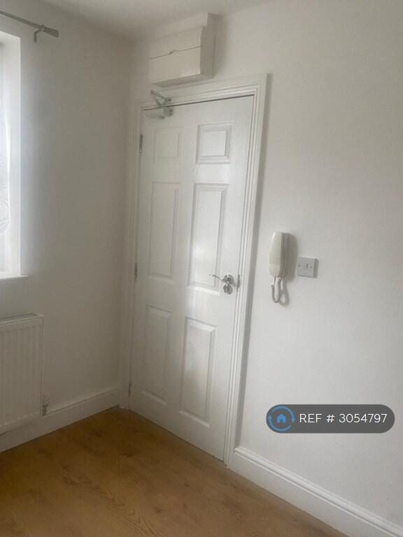 Apartment in Watford, Hertfordshire - View 5