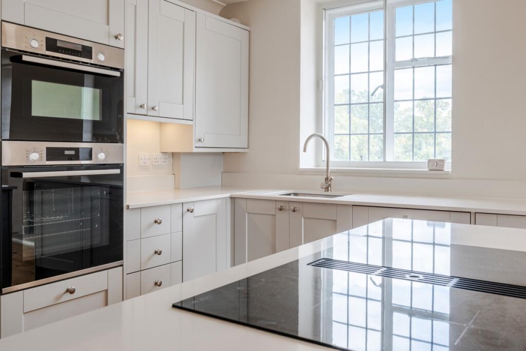 Apartment in Elmbridge, Esher - View 3