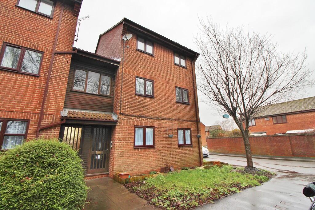 2-bed flat on Honeywood Close, Hilsea, £165,000