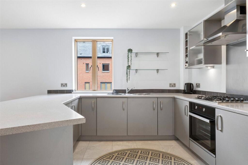 Apartment in Cheshire, City of Chester - View 4