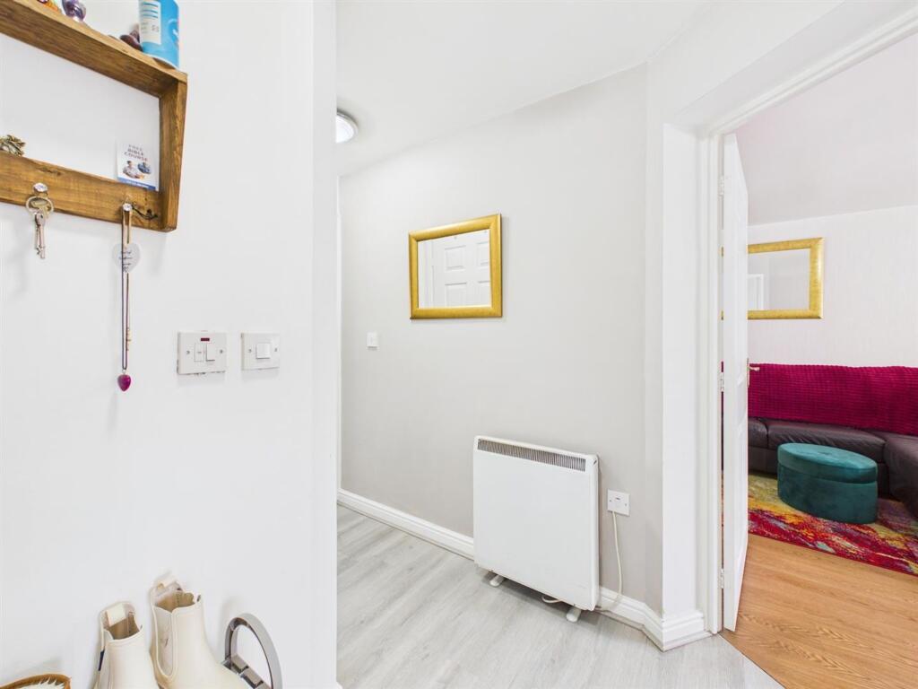 Apartment in Lancaster, Bulk - View 5