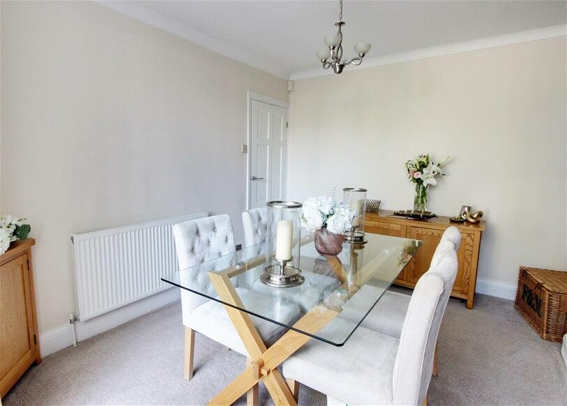Carlton Road, Gidea Park, RM2 photo 4