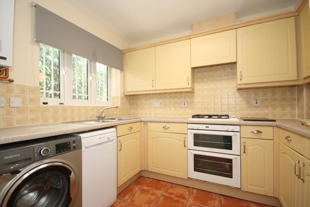 House in Woking, Knaphill - View 5