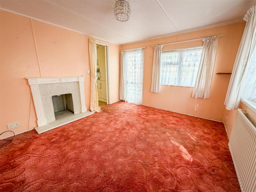 Sacketts Grove, Clacton-On-Sea, Essex photo 2
