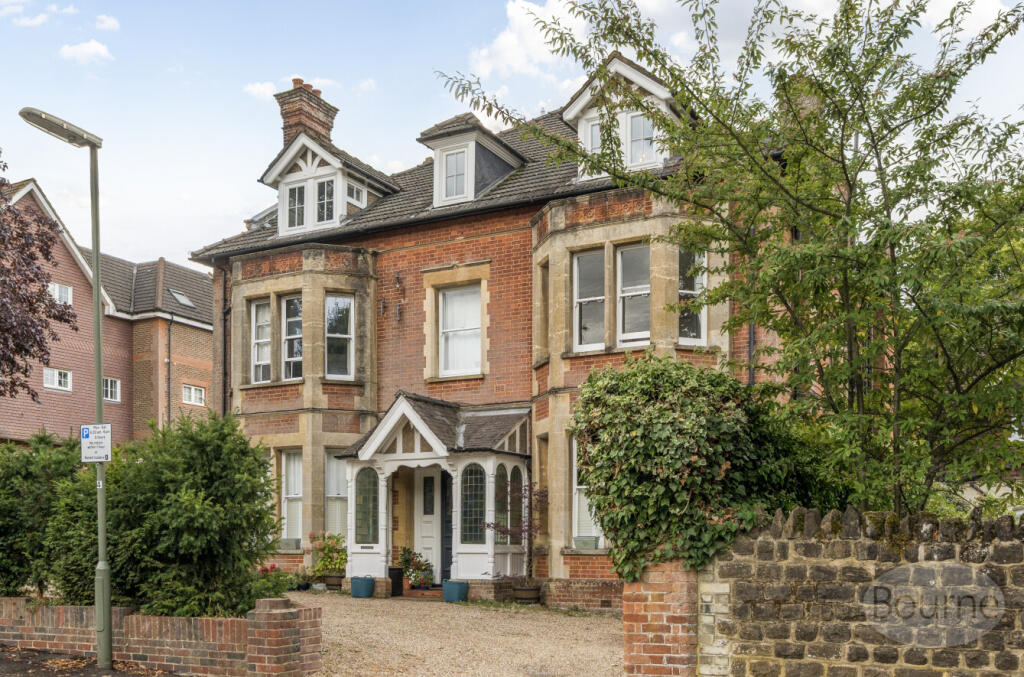 1-bed flat on Upper Edgeborough Road, Guildford, Surrey, GU1, £210,000