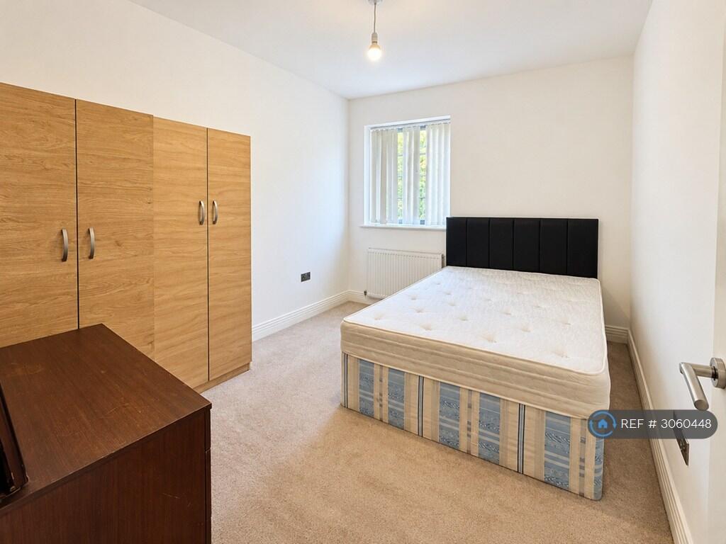 Apartment in Feltham - View 5