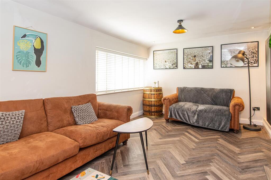 Apartment in Corby, North Northamptonshire - View 3