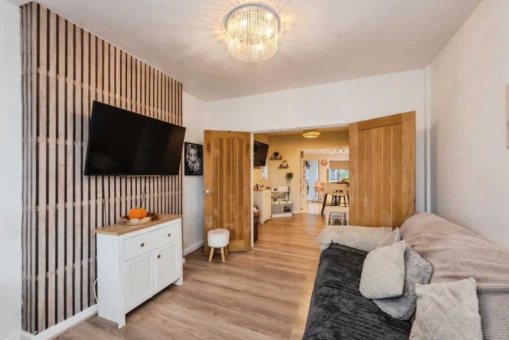 House in Swansea, Dyffryn Clydach - More