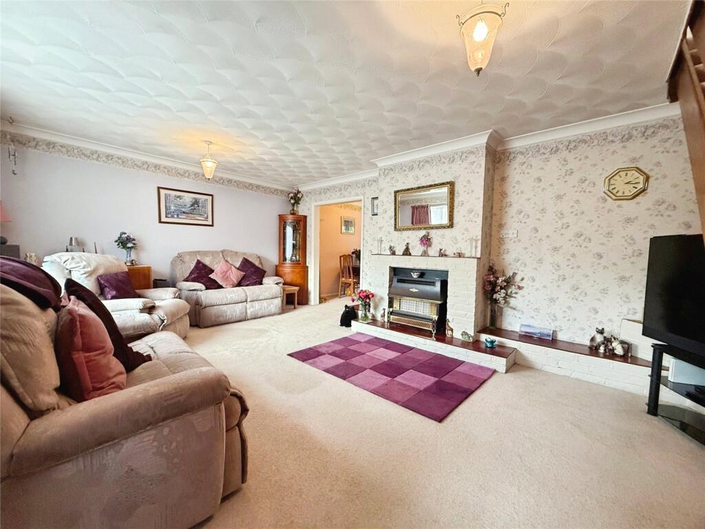 Kevins Drive, Yateley, Hampshire, GU46 photo 4