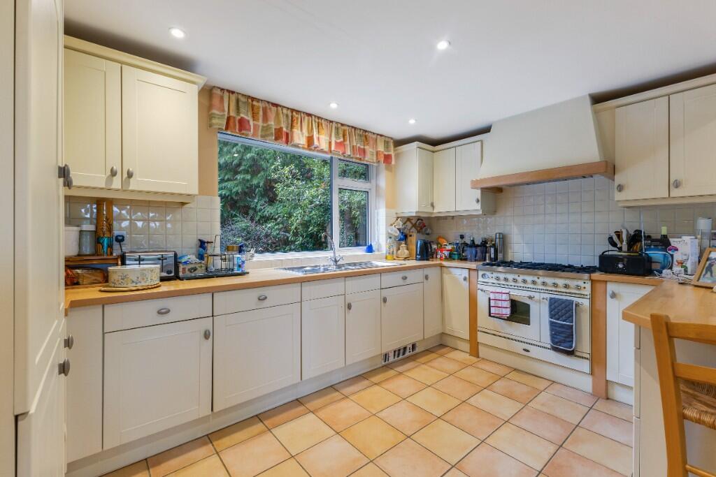 Fernhill, Oxshott, KT22 photo 2