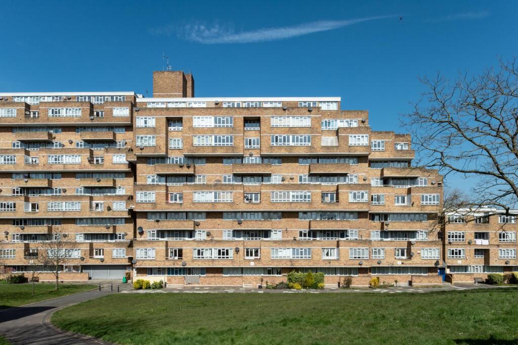 4-bed flat on Overhill Road, London SE22, £500,000