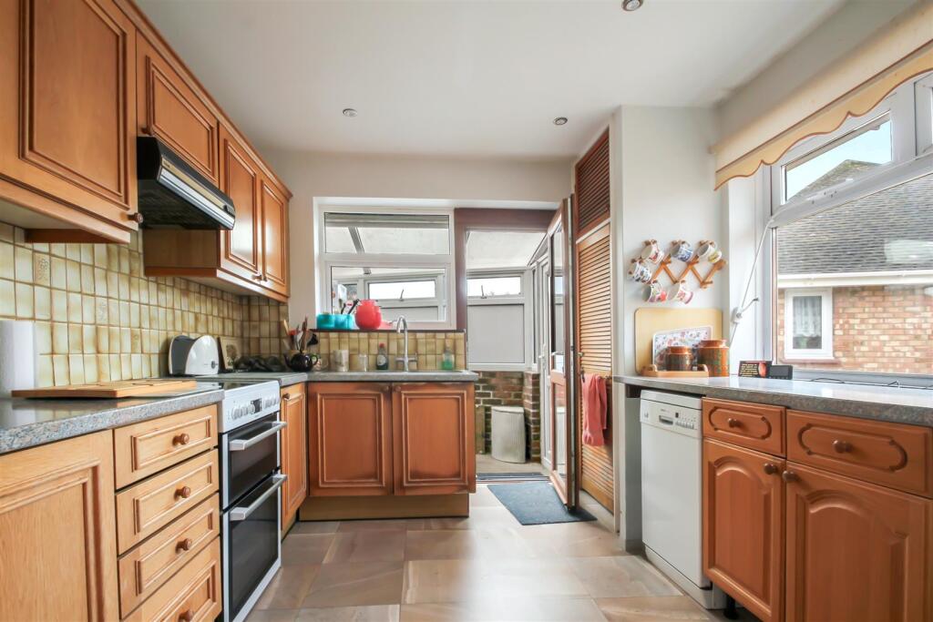 Middle Onslow Close, Ferring, Worthing photo 4