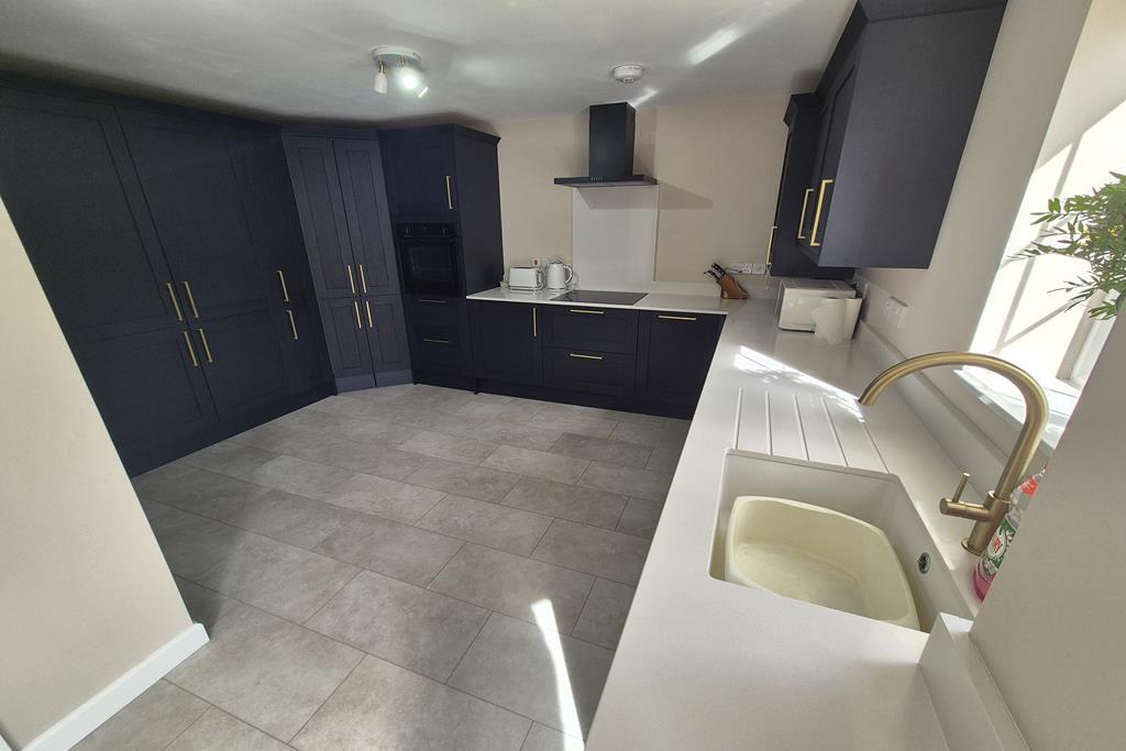 Park View, Crewkerne, TA18 photo 2