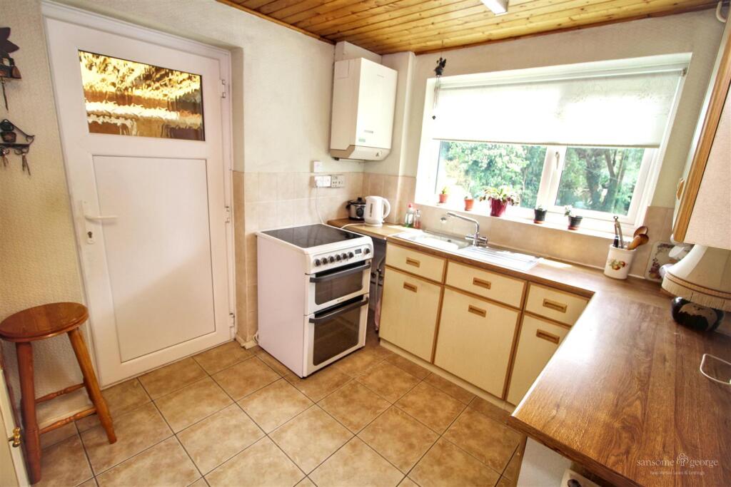 Fairford Road, Tilehurst, Reading – pohled 2