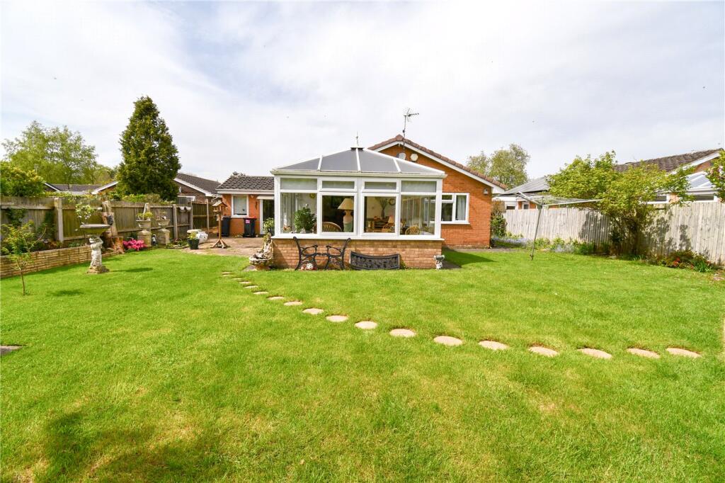 Whitegates Crescent, Willaston, Neston photo 3