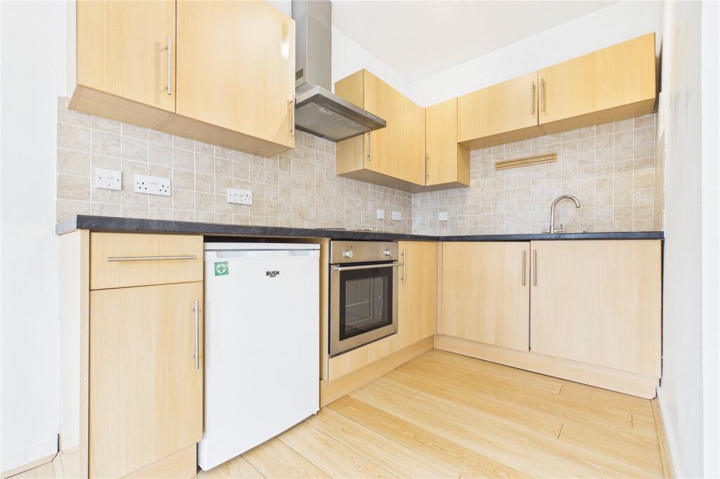 Warwick House, Church Street, Reading, Berkshire, RG7 - View 3