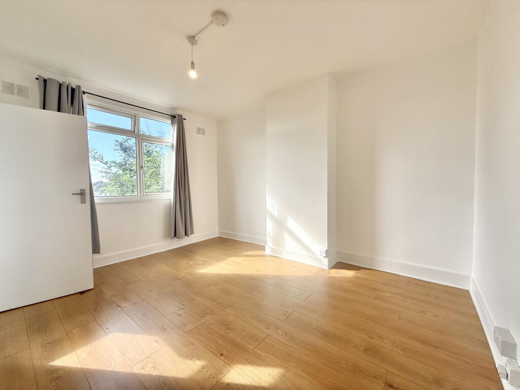 Apartment in London, Scotch Estate, West Green - View 3