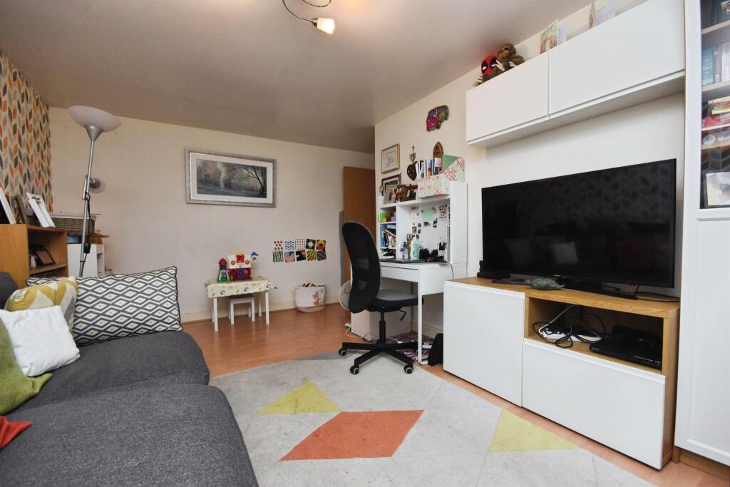 Apartment in Romford - View 4