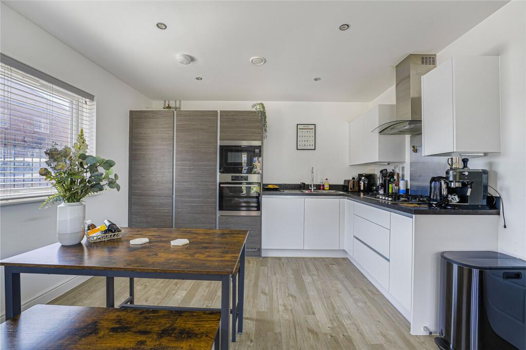 Apartment in Dartford, Ebbsfleet Green, Ebbsfleet Valley - View 3