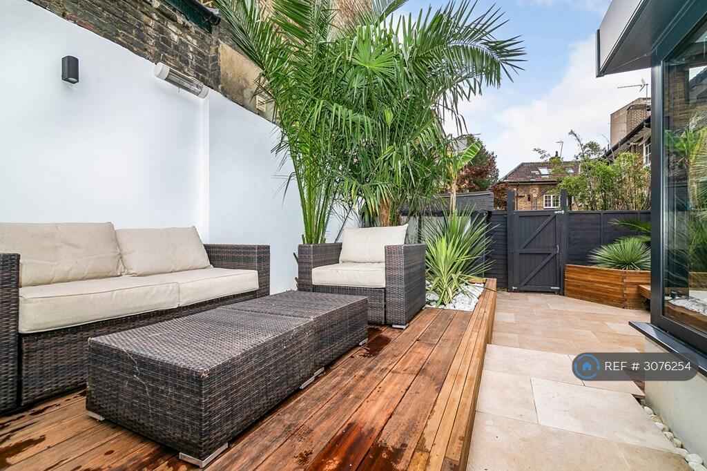 Apartment in London, Whitechapel - View 2